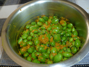 அரைத்துப் பிசறினகடுகு,மிளகாய்,உப்பு,மஞ்சளுடன்