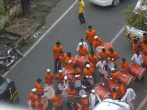 பாண்டு வாத்தியம் முழங்க எங்கள் வீட்டருகில்