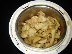 தோல்,விதை நீக்கிய, நறுக்கிய புளியங்காய்.மிக்ஸியில்