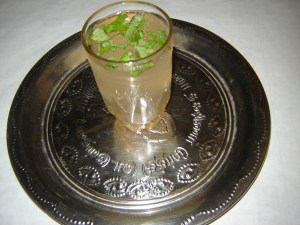 புதினா இலைகளுடன்