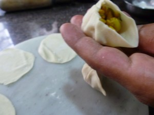 மூடும் வகையில்