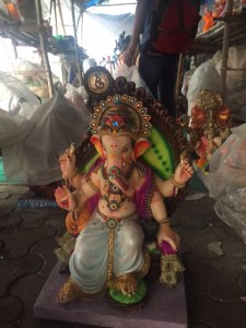 நான் எவ்வளவு ஓபனா தரிசனம் கொடுக்கறேன். பாருங்கள். வணங்குவோம்.