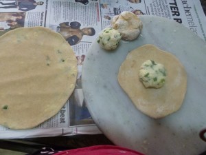 தயாராகும் பரோட்டாக்கள்