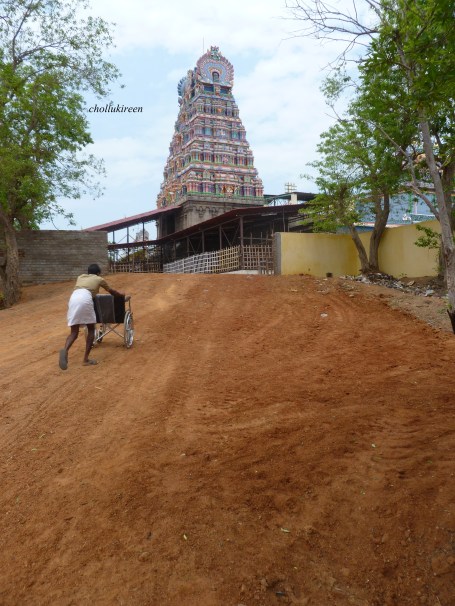 மயிலம்கோபுரமும்,வீல்சேரும்.