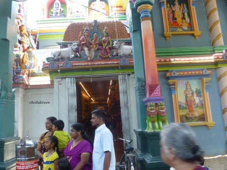 பக்தர்கள் முகப்பில் யாரோ போட்டோ எடுக்கிரார்கள்.நாமும்