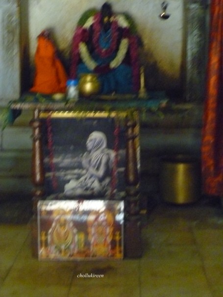 காமாக்ஷி அம்மனும்.மஹாப்பெரியவர் படமும்,அண்ணாமலையாரும்