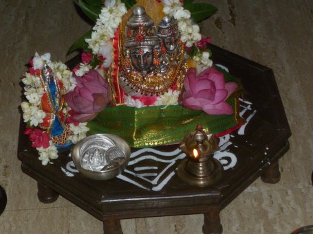 அமர்ந்திருக்கும் அம்மன்