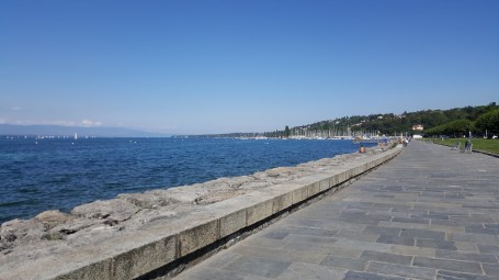 தூரத்தே படகுகள்