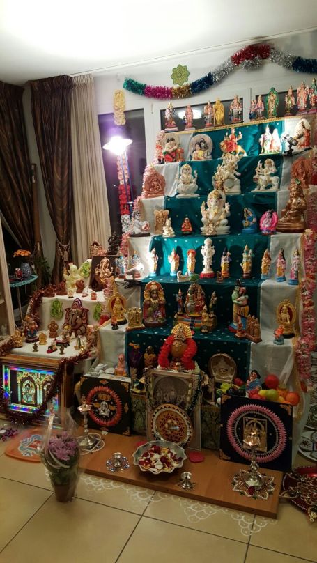 சுபா வீட்டுக் கொலு அழகிய வண்ணக் கற்கள் பதித்த  தெய்வப்படத்துடன்