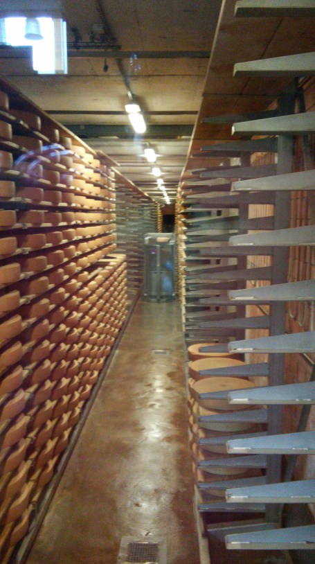 சீஸ் கிடங்கு ஒருபக்கம்