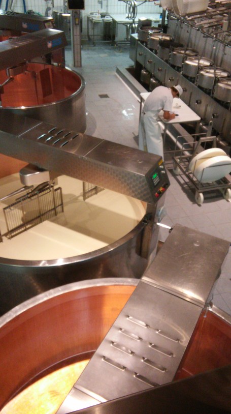 வீல் வடிவமைக்கும் உபகரணங்கள்,,சீஸ்,  சீஸ் செய்யும்  கொப்பறை  தயாராக உள்ள நிலை