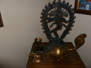 எங்கள் வரவேற்பரையில் நடராஜருடன் பித்தளைச் சங்கு.