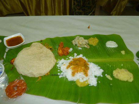 இலையில்  விருந்து சாப்பாடு